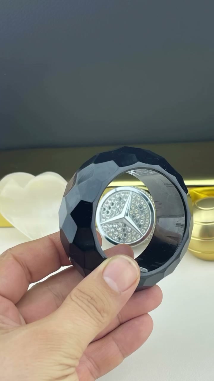 Emblem Series — Taş işlemeli amblemli siyah facetalı eser
