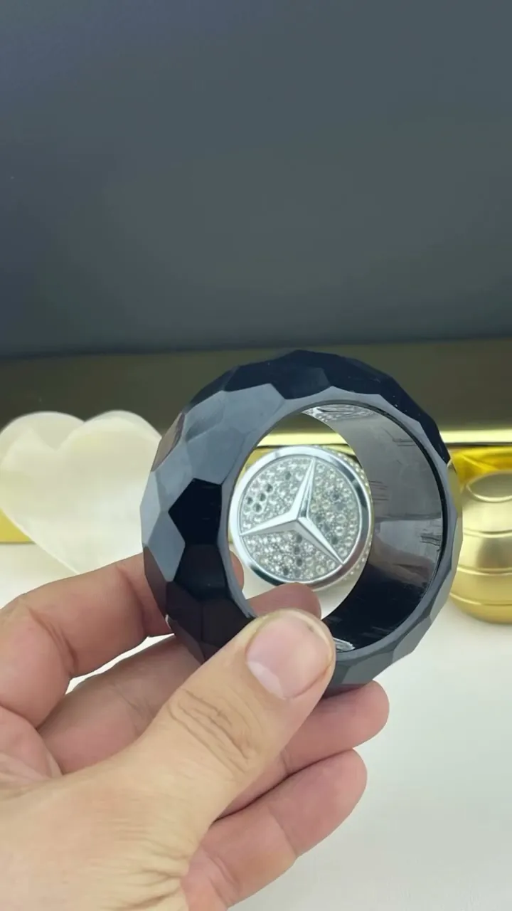 Emblem Series — Taş işlemeli amblemli siyah facetalı eser