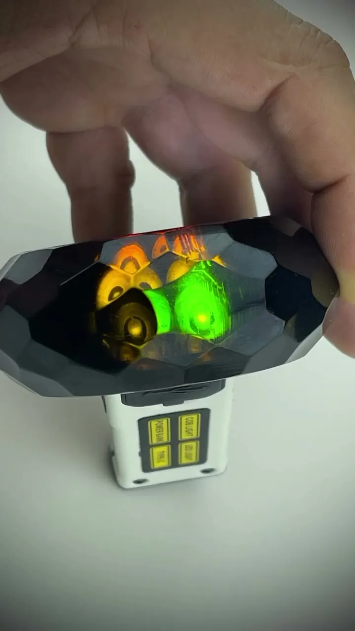Faceted Fire — Facetalı eserin içindeki ateş, ışık altında