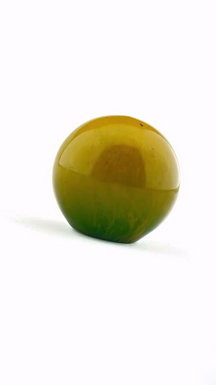 Çift Renk — Zeytin yeşili küre obje, beyaz zeminde
